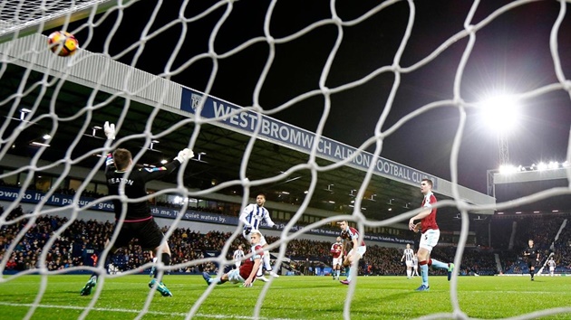 West Brom 4-0 Burnley: Matt Phillips đưa The Baggies vươn lên dẫn trước trong trận đấu với Burnley.