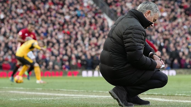 Manchester United 1-1 Arsenal: Mourinho mải mê ghi chép chiến thuật trong trận hòa 1-1 trước Arsenal.