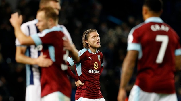 West Brom 4-0 Burnley: Vẻ mặt thất vọng của Jeff Hendrick bên phía Burnley khi trọng tài thổi còi kết thúc trận đấu.