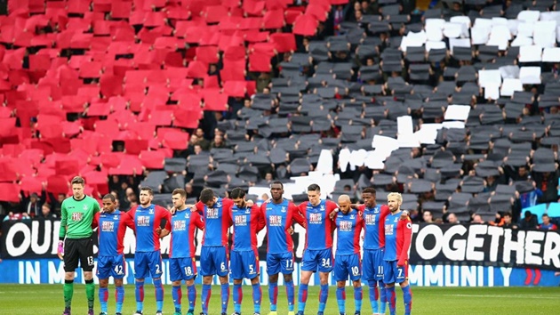 Crystal Palace 1-2 Man City: Các cầu thủ dành một phút tưởng niệm tới 7 nạn nhân trong vụ tai nạn thảm khốc ở Croydon, trong đó có 2 người là cổ động viên của Palace.