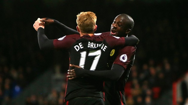 Crystal Palace 1-2 Man City: Yaya Toure và De Bruyne ăn mừng bàn thắng quyết định của cầu thủ người Bờ Biển Ngà ở phút thứ 83.