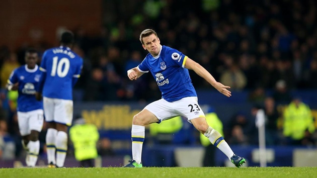 Everton 1-1 Swansea City: Seamus Coleman ăn mừng với 1 điểm có được sau trận đấu.