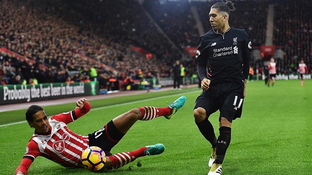 Southampton 0-0 Liverpool: Virgil van Dijk ngã sõng soài bên cạnh Roberto Firmino.