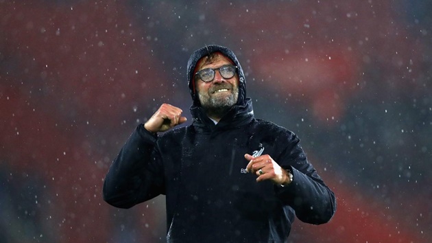 Southampton 0-0 Liverpool: Jurgen Klopp ướt đẫm trong ngày mưa buồn trên sân St Mary.