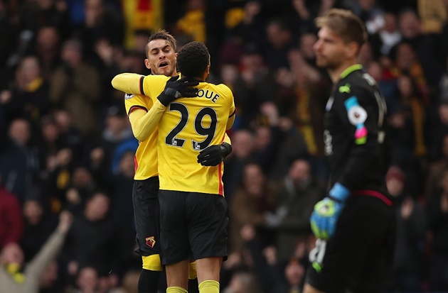 5. Watford (Sút 135, bàn thắng 17, tỷ lệ chuyển hóa: 12,6%): Nếu tiếp tục duy trì phong độ hiện tại, "Bầy ong" sẽ sớm hoàn thành mục tiêu trụ hạng, thậm chí là một suất dự cúp châu Âu mùa tới. Chiến công hiển hách nhất của thầy trò Walter Mazzarri là trận thắng 3-1 trước MU trên sân nhà Vicarage Road ở vòng 5.