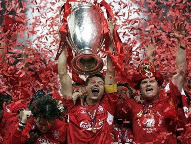 Steven Gerrard nâng cúp vô địch UEFA Champions League 2005.