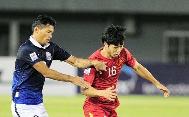 Những phút xuất hiện trên sân của Công Phượng chỉ là những phút đáng quên. Ảnh: Quốc Bảo.