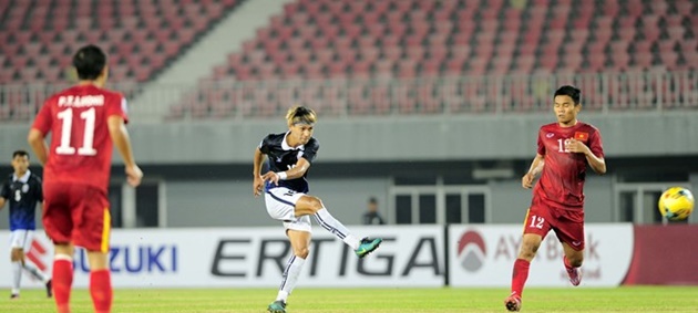 Trong cú sút ghi bàn này của Polroth, cả Thành Lương và Văn Thắng đều đứng quá xa để có thể ngăn cản. Ảnh: Quốc Bảo.