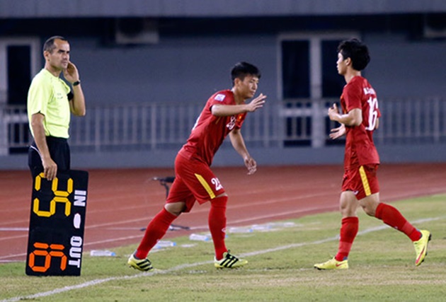 Công Phượng rời sân nhường chỗ cho Tiến Dũng.