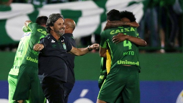Khoảnh khắc Chapecoense mừng chiếc vé vào chung kết Copa Sudamericana.