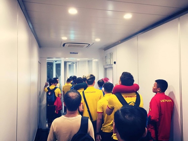 Tuyển Việt Nam gặp nhiều trục trặc trước giờ lên đường. Ảnh: Tùng Lê.