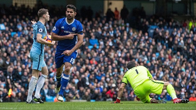 Diego Costa là người hùng của Chelsea ở Etihad.