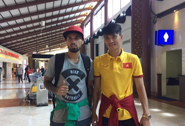 Tuyển thủ Indonesia đang thi đấu cho CLB Consadole Sapporo xin chụp ảnh cùng Công Vinh khi 2 đội gặp nhau ở sân bay quốc tế Soekarno-Hatta (Jakarta).