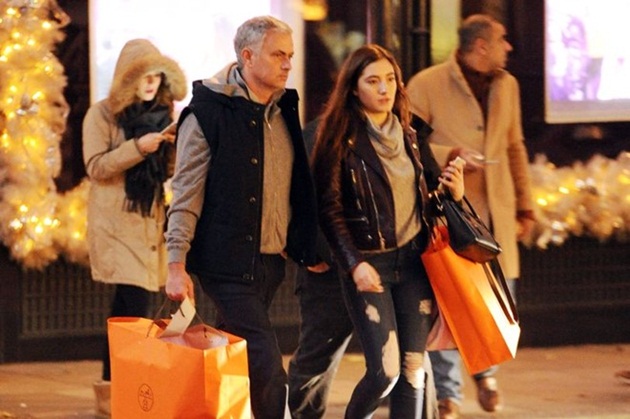 Hôm qua (10/12), các tay săn ảnh của tờ Daily Mail phát hiện Jose Mourinho cùng cô con gái Matilde có mặt tại khu trung tâm mua sắm ở thành phố Manchester.
