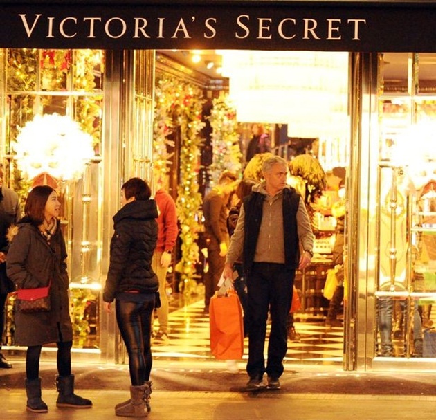 Chiến lược gia người Bồ Đào Nha cùng con gái ghé thăm những gian hàng sang trọng như Victoria's Secret hay Hermes. Là một người nổi tiếng nhưng Mourinho vẫn hoàn thành tốt nhiệm vụ chăm sóc con gái như bao ông bố khác.