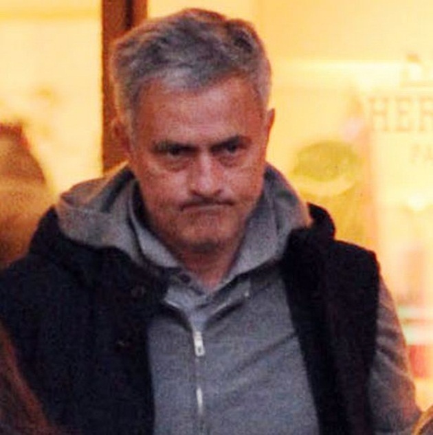 Mourinho tỏ ra khá căng thẳng bởi tối nay, đội bóng của ông sẽ cuộc chạm trán vô cùng khó khăn với đối thủ đến từ London Tottenham trong khuôn khổ vòng 15 giải Ngoại hạng.