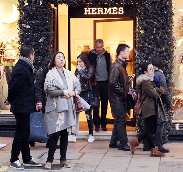 Chuyến đi mua sắm của Matilde kết thúc tại một cửa hàng Hermes.