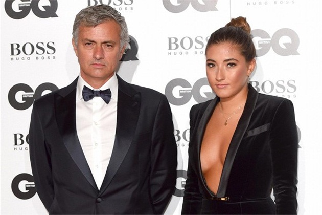 Mourinho cùng cô con gái "rượu" xuất hiện ở buổi lễ trao giải GQ năm 2015. Mới 19 tuổi nhưng Matilde đã theo đuổi phong cách thời trang khá táo bạo khiến "Người đặc biệt" không thể yên tâm.