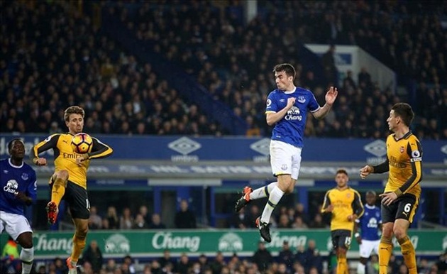 Seamus Coleman đánh đầu quân bình tỉ số cho Everton ở cuối hiệp 1.