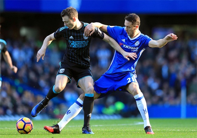 Cầu thủ West Brom liên tục vây ráp Matic.