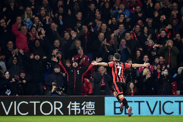 Marc Pugh thực hiện pha volley đưa bóng đi hiểm hóc ghi bàn giúp Bournemouth vượt lên dẫn trước đội khách.