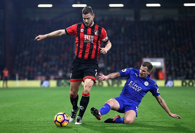 Sau khi hiệp 2 diễn ra 6 phút, Adam Smith có cơ hội lập công cho Bournemouth nhưng dứt điểm không thành công khi đưa bóng đi vọt xà.