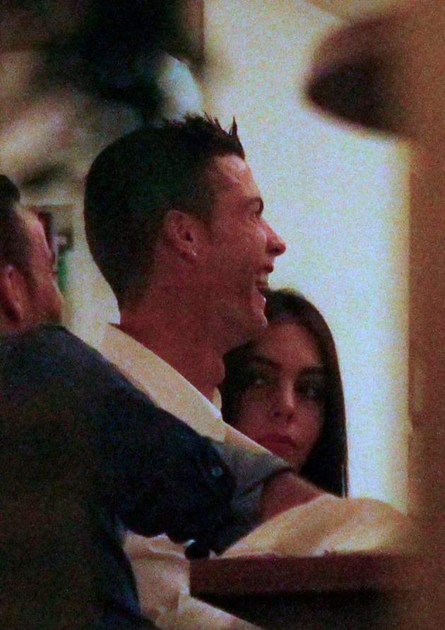 Ronaldo vô cùng thoải mái khi ở bên cô bạn gái kém 10 tuổi. Siêu sao người Bồ Đào Nha vừa trải qua năm 2016 viên mãn cả về sự nghiệp lẫn đường tình duyên.