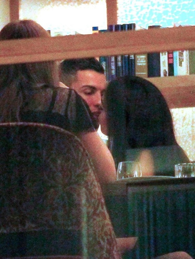 Ronaldo và Georgina không ngần ngại khóa môi ngay trước mặt bạn bè.