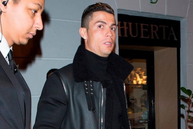 Lần thứ 2 trong vòng 2 ngày, các phóng viên bắt gặp Ronaldo hẹn hò cùng Georgina Rodriguez.