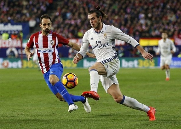 9. Gareth Bale: Man Utd đã 2 lần mua hụt Gareth Bale. Khi rời Southampton, cầu thủ chạy cánh người xứ Wales đã chọn “Gà trống” Spurs thay vì “Quỷ đỏ”. Sir Alex lúc đó đã phải cay đắng thừa nhận MU mua hụt Bale không phải do vấn đề tiền bạc mà bởi Southampton chưa bao giờ muốn bán tiền vệ này cho họ. Đến mùa hè 2013, dù đội chủ sân Old Trafford sẵn sàng chi ra tới 100 triệu bảng song Bale lại quyết định cập bến Santiago Bernabeu.