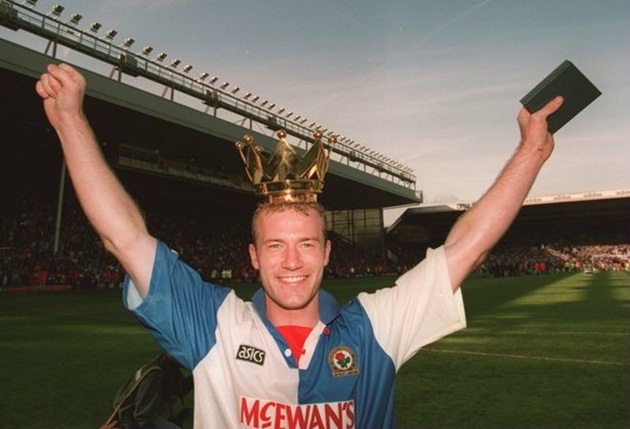 11. Alan Shearer: Ferguson từng hai lần ngỏ ý muốn chiêu mộ Shearer nhưng đều không thuyết phục được chân sút này. Năm 1992, sau khi rời Southampton, Shearer quyết định chọn Blackburn làm bến đỗ mới cho mình. Bốn năm sau, anh tiếp tục bỏ qua lời mời gọi của Man Utd để đến Newcastle, nơi Shearer gắn bó tới hết sự nghiệp và trở thành huyền thoại sống với những người hâm mộ Chích chòe.