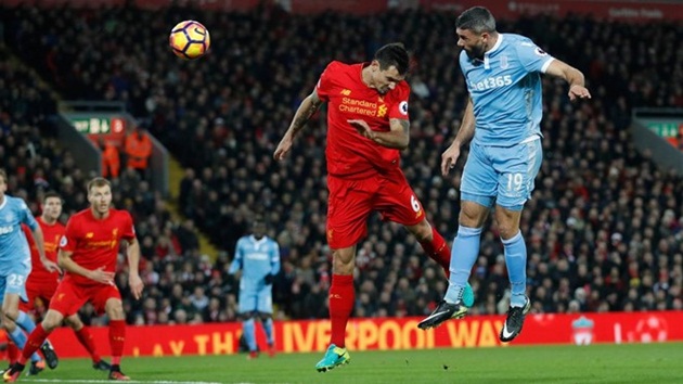 Liverpool 4-1 Stoke City: Pha đánh đầu của Jonathan Walters là bàn thắng thứ 500 ở Premier League mùa này.