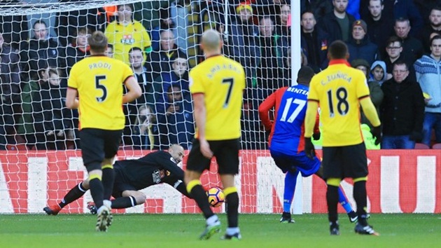 Watford 1-1 Crystal Palace: Trong số tất cả các thủ môn từng phải đối mặt với ít nhất 20 quả penalty ở Premier League, chỉ duy nhất David Seaman (32%) có tỉ lệ cản phá thành công cao hơn Heurelho Gomes của Watford (tỉ lệ 30%, cứu thua 9/30).