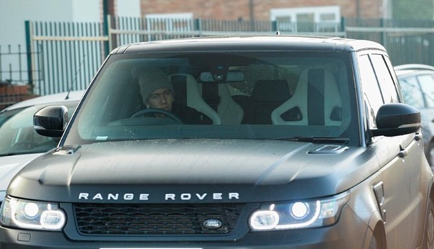 Roberto Firmino cũng thu hút sự chú ý với Ranger Rovers trị giá 130.000 bảng dù thu nhập ít hơn ông thầy người Đức (4,8 triệu bảng mỗi năm).