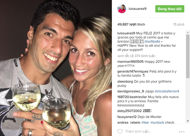 Suarez cụng ly với vợ Sophia.
