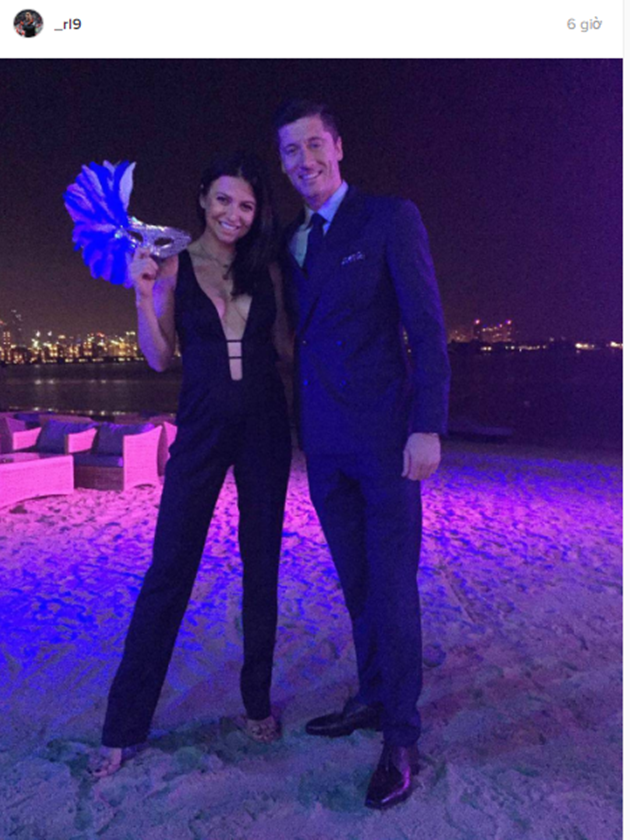 Siêu sao Robert Lewandowski cùng hôn thê Anna đón 2017 trên bãi biển với ánh đèn tím lãng mạn.