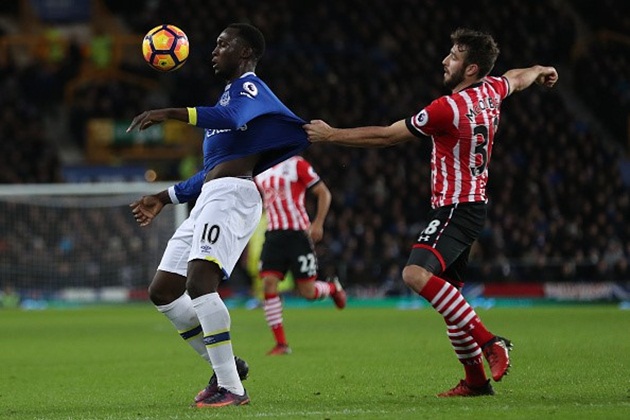 10. Southampton (227 lần phạm lỗi): 2 trong số 3 trận gần nhất, đội chủ sân St' Mary đều có cầu thủ nhận thẻ đỏ, đi kèm với đó là 3 thất bại liên tiếp lần lượt trước Tottenham, West Brom và Everton.