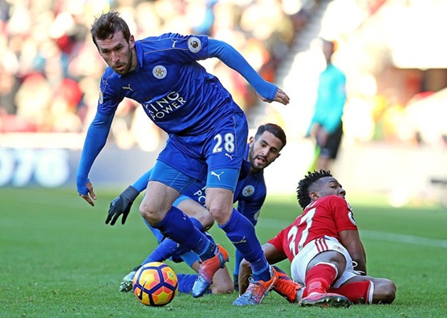 3. Leicester City (247 lần phạm lỗi): Bóng dáng của nhà đương kim vô địch giải Ngoại hạng đã không còn, thay vào đó là một tập thể thi đấu cầm chừng, thiếu gắn kết. "The Foxes" đang có màn bảo vệ chức vô địch không thể tệ hại hơn, thậm chí họ còn đối mặt với nguy cơ xuống hạng.