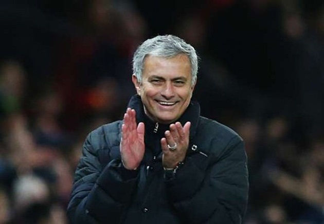 Từ kẻ lép vế, Mourinho giờ rộn ràng tình yêu với Old Trafford.