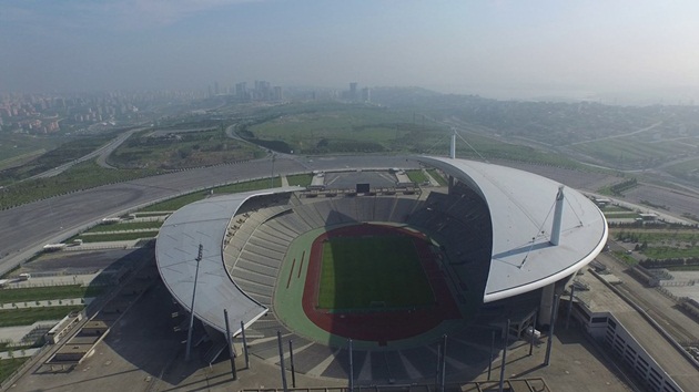 7. Ataturk Olympic Stadium (nhiều CLB - sức chứa: 76.092 người): Người hâm mộ Liverpool sẽ mãi nhớ về "đêm Istanbul huyền diệu", khi "The Kop" có cú lội ngược dòng không tưởng trước AC Milan để lên ngôi tại Champions League mùa giải 2004/05.