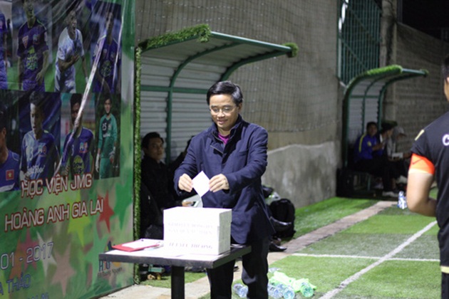 Trưởng đoàn HAGL Nguyễn Tấn Anh đóng góp một phần thành ý với mong muốn các bệnh nhân nghèo ở bệnh viện Đa khoa tỉnh Gia Lai có thêm chút quà Tết.