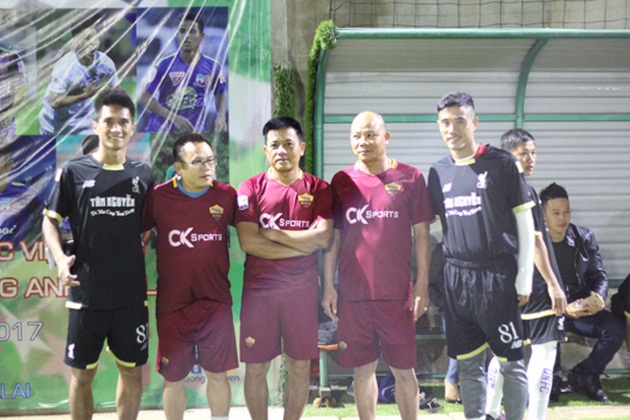 Cầu thủ Lê Hoàng Thiên (trái) là người đề xuất ý tưởng được các đồng nghiệp chung tay hưởng ứng.