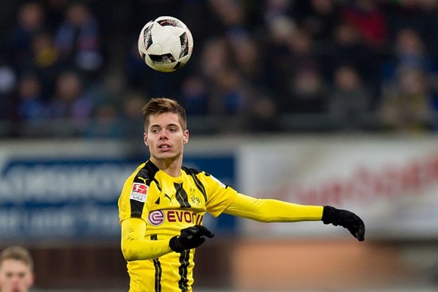 3. Julian Weigl (21 tuổi - "Redondo nước Đức"): Julian Weigl sở hữu lối chơi tương tự huyền thoại người Argentina, Fernando Redondo. Ngoài kiểm soát khu trung tuyến, tranh cướp bóng, sao mai người Đức còn biết rõ thời điểm thực hiện những đường phát động tấn công hay tự mình đột phá từ phần sân nhà. Quá ấn tượng với màn trình diễn của Weigl trong màu áo Dortmund, Pep Guardiola đang tìm mọi cách để đưa anh đến Etihad trong kỳ chuyển nhượng hè 2017.
