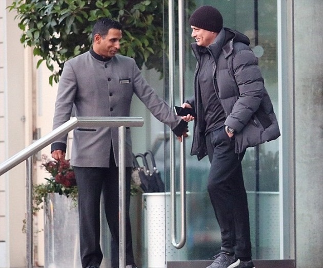 Hôm qua (24/1) HLV Jose Mourinho rời khách sạn Lowry để chuẩn bị cho buổi tập trước thềm trận bán kết lượt về League Cup gặp Hull City. "Người đặc biệt" thân thiện chào hỏi với một nhân viên khách sạn.