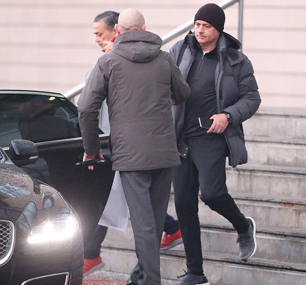 Ngay sau đó, ông cùng một vài vị trợ lý lên xe để di chuyển đến trung tâm huấn luyện Carrington.