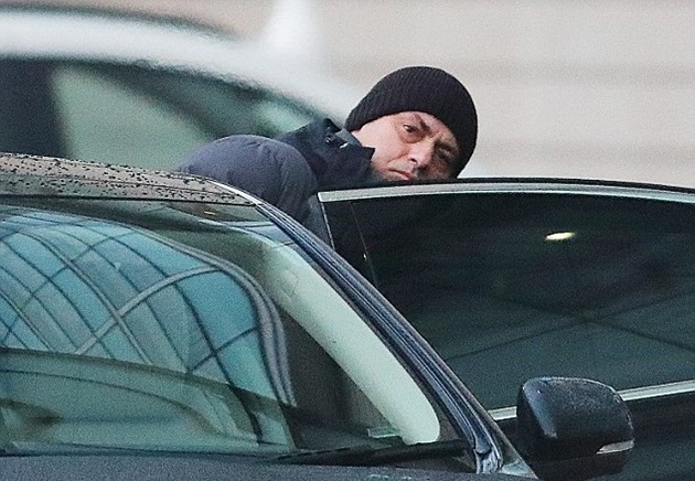 Mourinho không quên gửi cho các tay săn ảnh một cái nhìn đầy cau có.