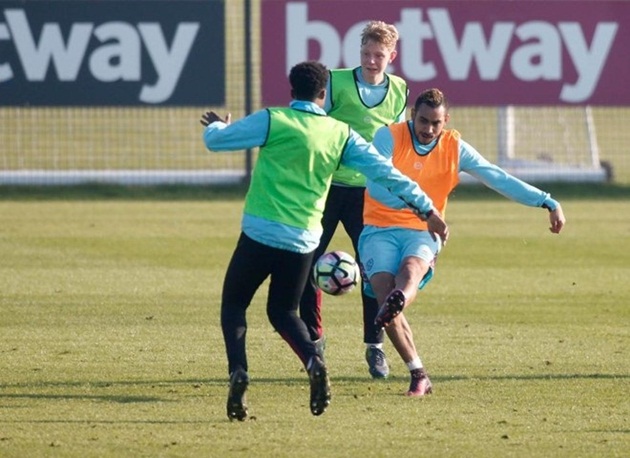 Dimitri Payet chính là ngôi sao sáng nhất của West Ham mùa giải trước với 9 bàn thắng và 12 đường kiến tạo tính riêng ở mặt trận Premier League. Ở mùa này, cầu thủ người Pháp mới ghi được 2 bàn cùng 6 lần giúp đồng đội lập công sau 18 trận ra sân ở giải quốc nội.