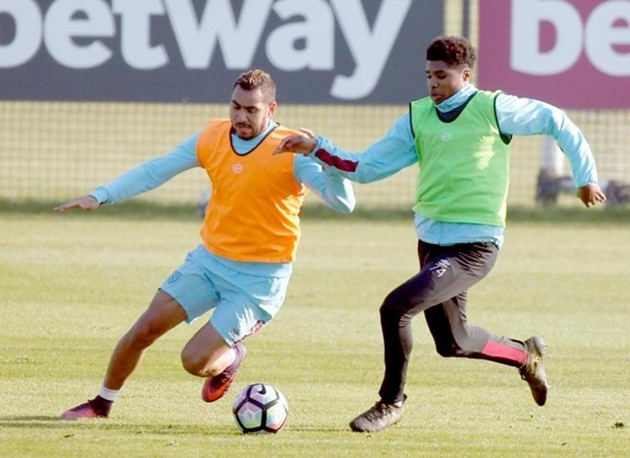 Từng được các cổ động viên tôn sùng nhưng lúc này Payet chính là kẻ bị các fan West Ham căm ghét nhất. Theo báo chí Anh, các cổ động viên của West Ham thậm chí còn đập vỡ kính xe của tiền vệ người Pháp.
