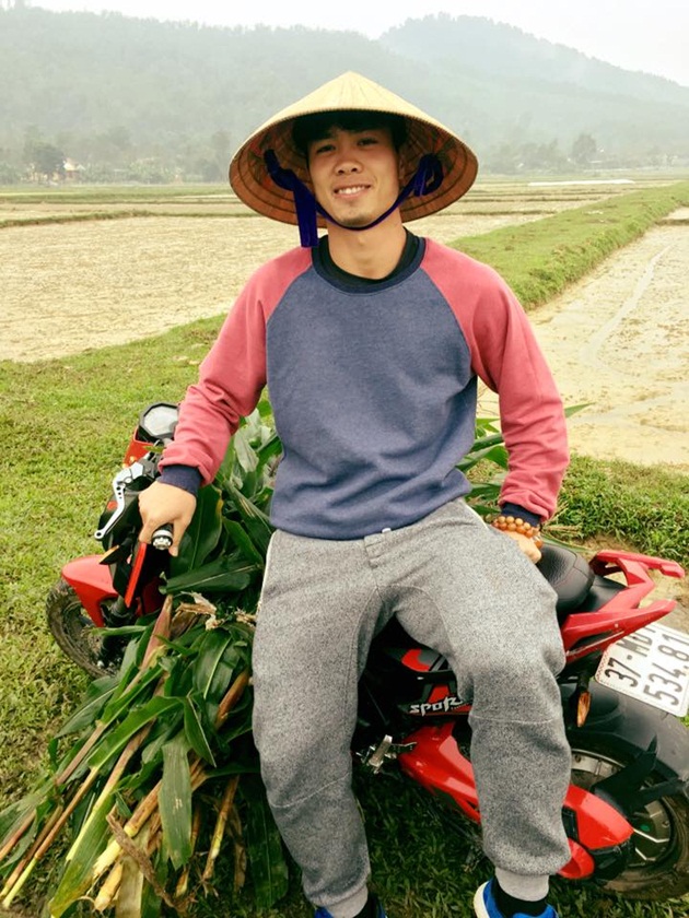 Công Phượng đội nón lá, bẻ ngô dân dã khi về quê đón tết đoàn viên cùng gia đình.