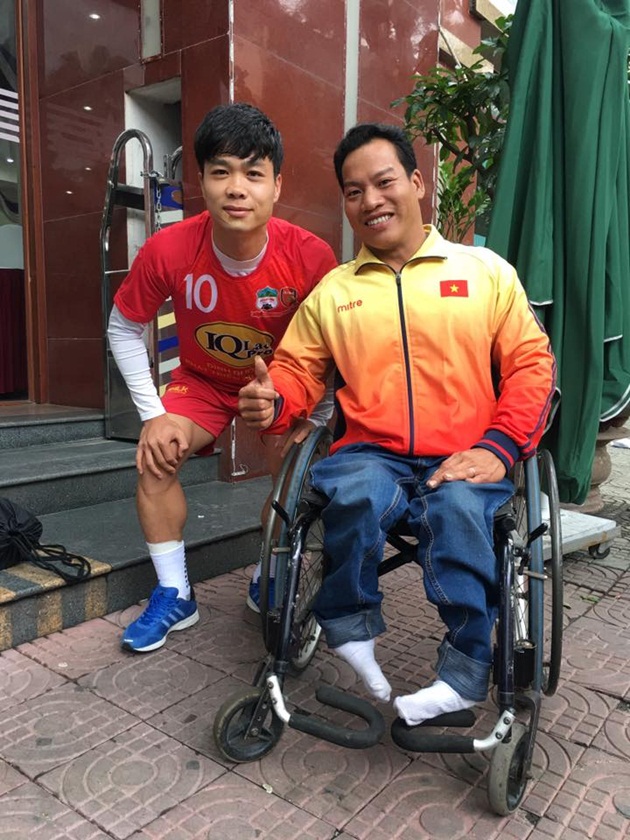 Chân sút xứ Nghệ hội ngộ với VĐV khuyết tật Lê Văn Công, HCV Paralympic 2016.